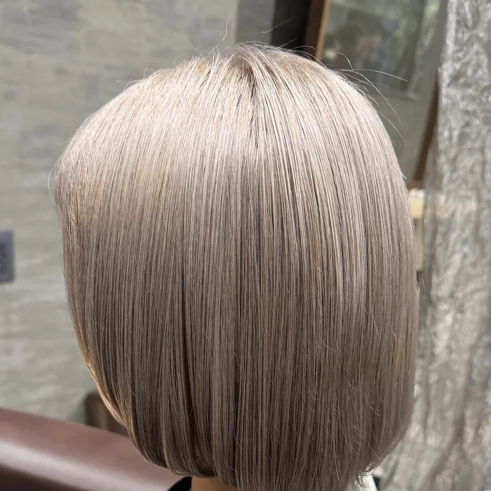 透明感ペールベージュ×切りっぱなしボブ