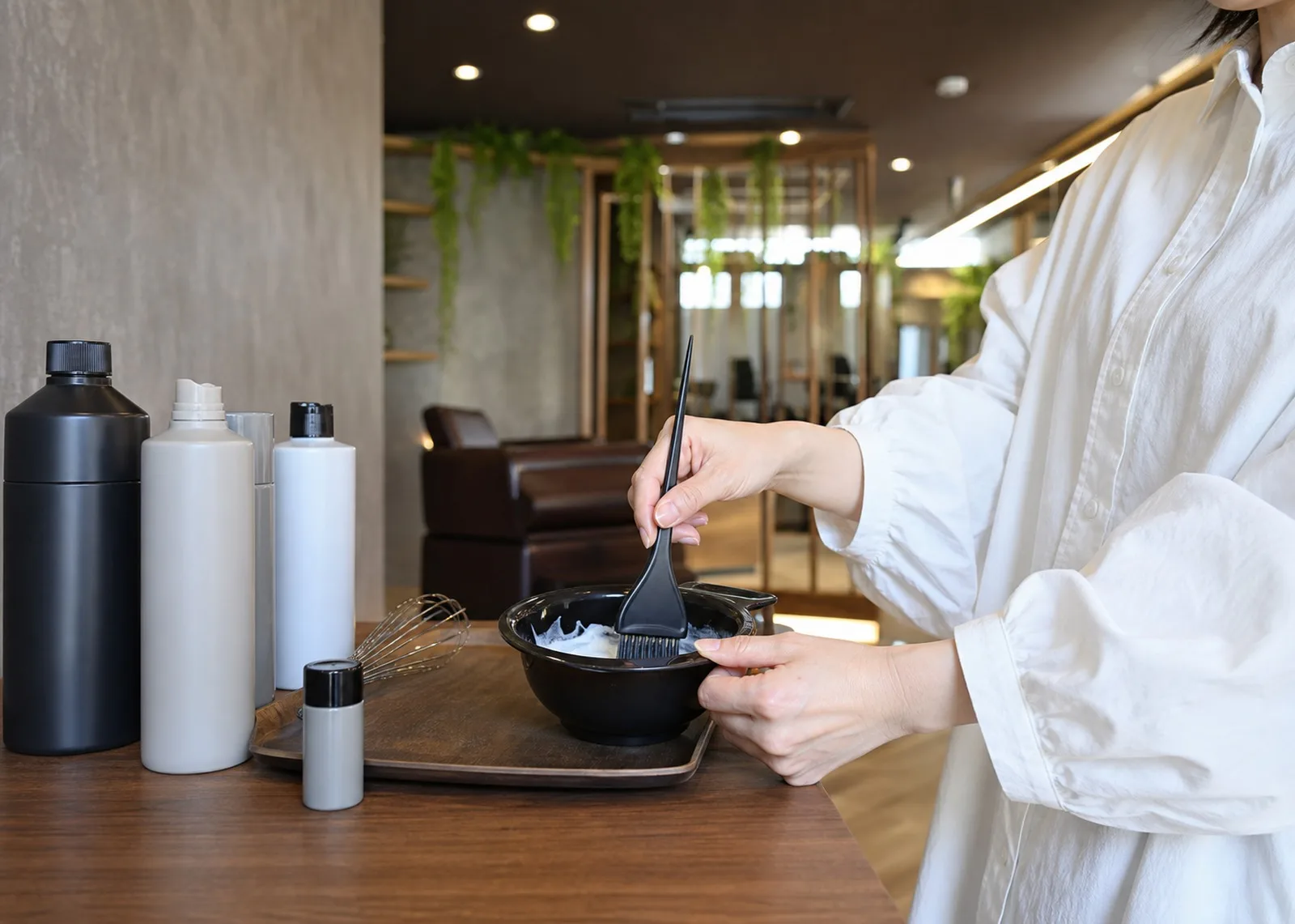 カラー剤をその場で調合する手元