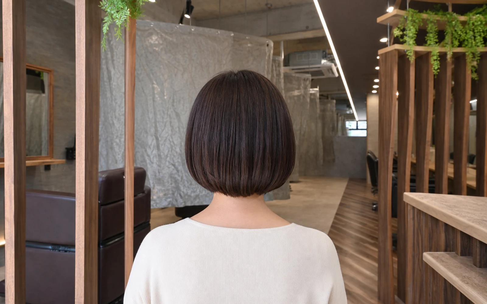 後頭部に丸みを残したボブの後ろ姿