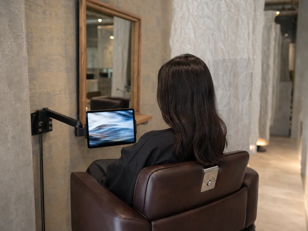 施術中に動画を再生しているタブレット